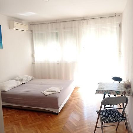 Pretty Big Double Bed Room With Balcony สปลิท ภายนอก รูปภาพ