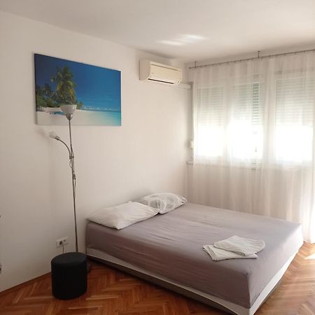 Pretty Big Double Bed Room With Balcony สปลิท ภายนอก รูปภาพ