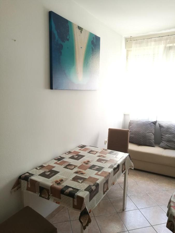 Pretty Big Double Bed Room With Balcony สปลิท ภายนอก รูปภาพ