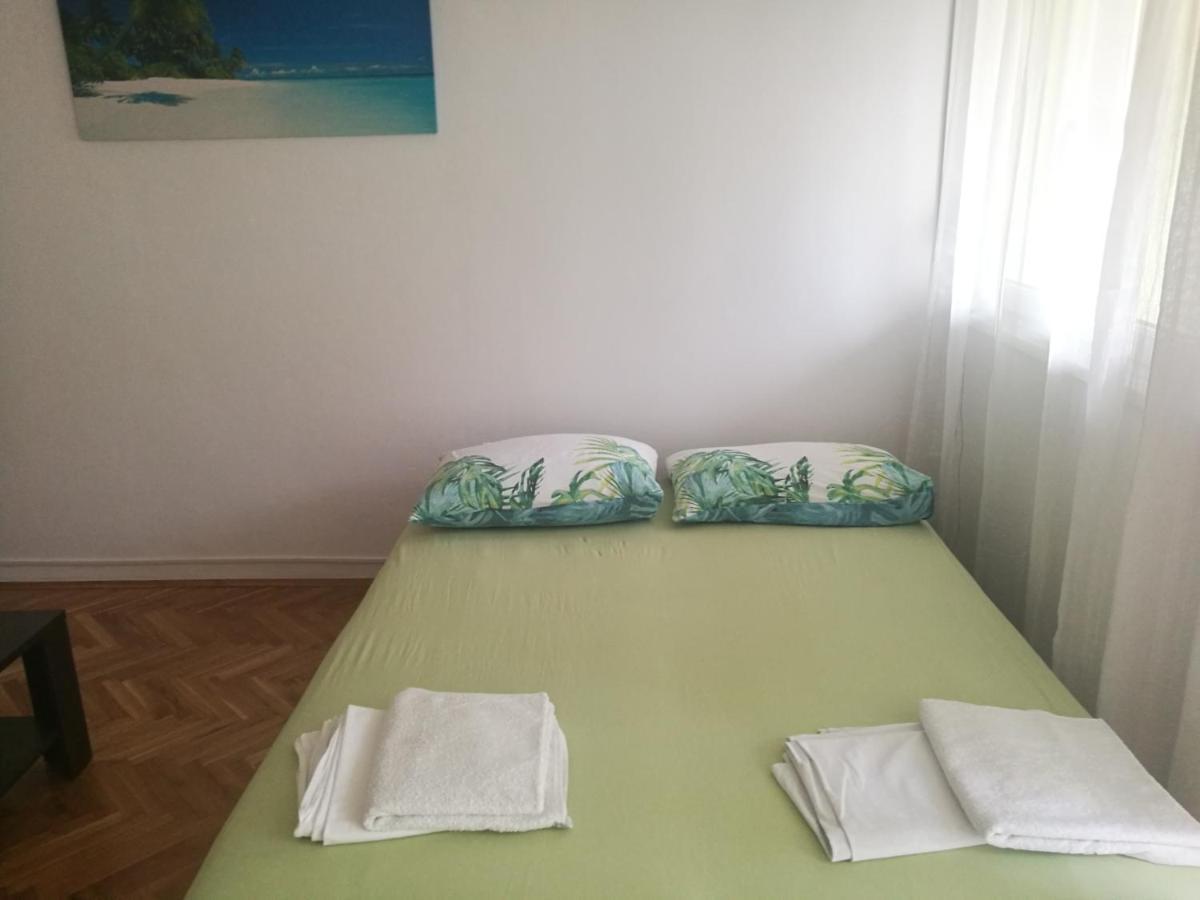 Pretty Big Double Bed Room With Balcony สปลิท ภายนอก รูปภาพ