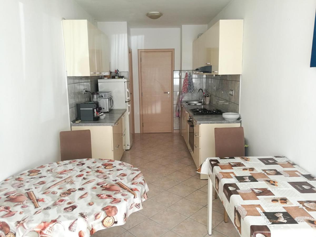 Pretty Big Double Bed Room With Balcony สปลิท ภายนอก รูปภาพ