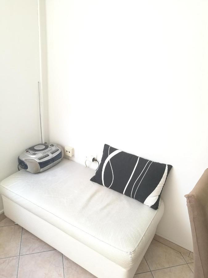 Pretty Big Double Bed Room With Balcony สปลิท ภายนอก รูปภาพ