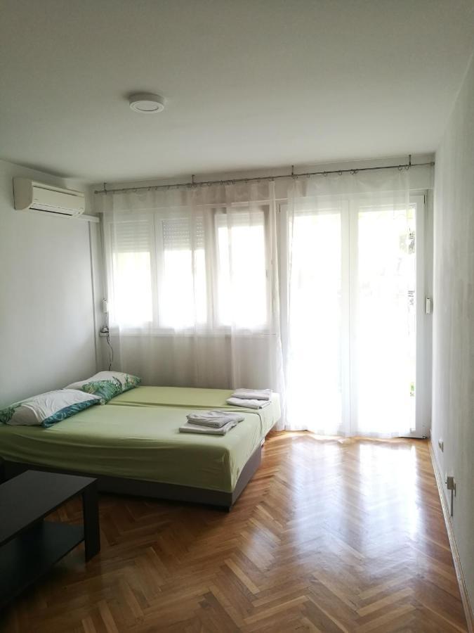 Pretty Big Double Bed Room With Balcony สปลิท ภายนอก รูปภาพ